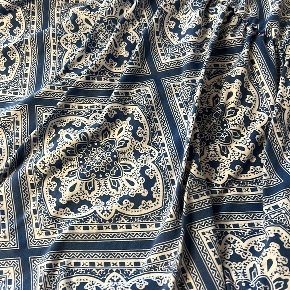 Due time Maternity NWT Blue and WHite Short SLeeve Shirt SZ Medium - Picture 2 of 6